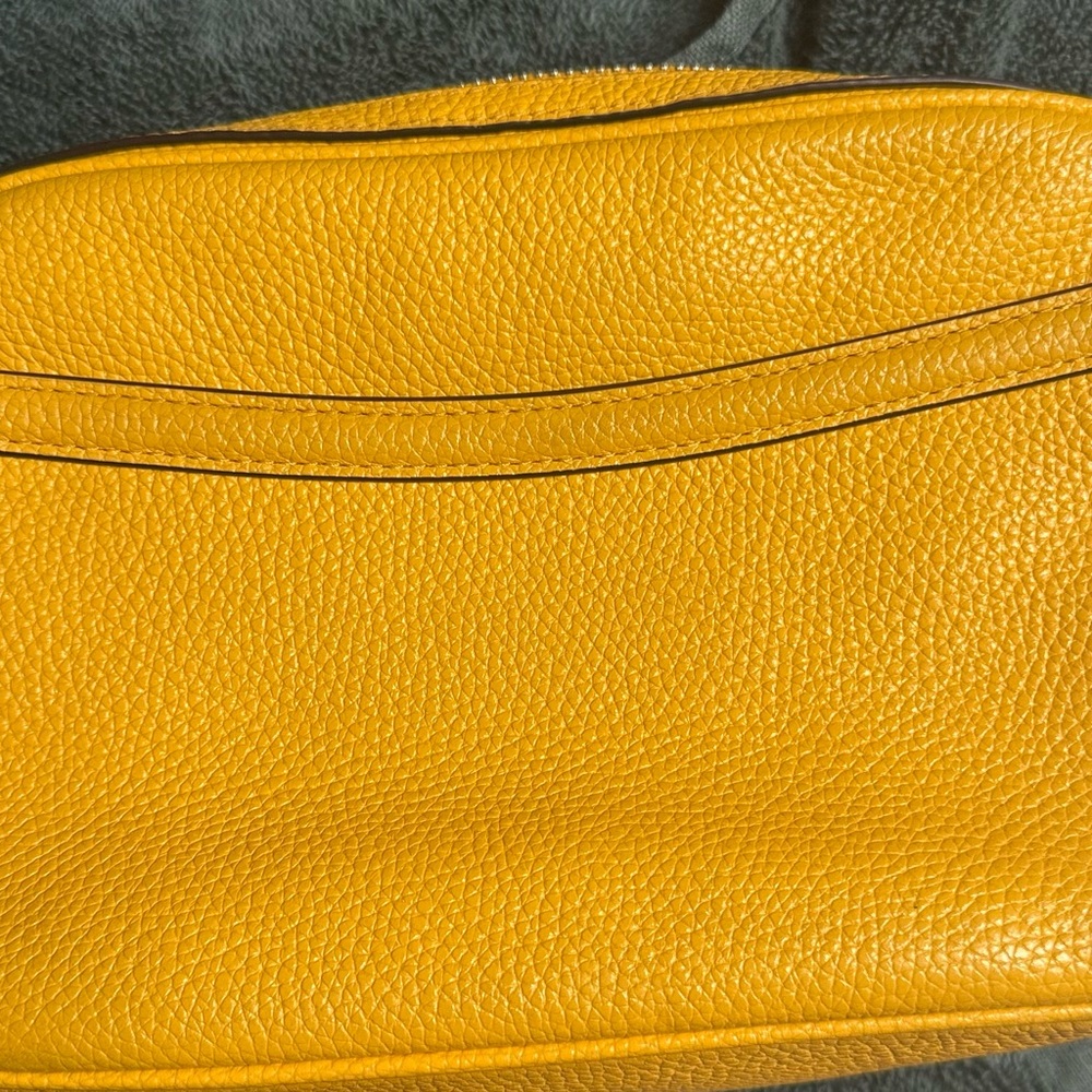 COACH Pebbled Isla Chain Crossbody Sv/yellow - Picture 2 of 4